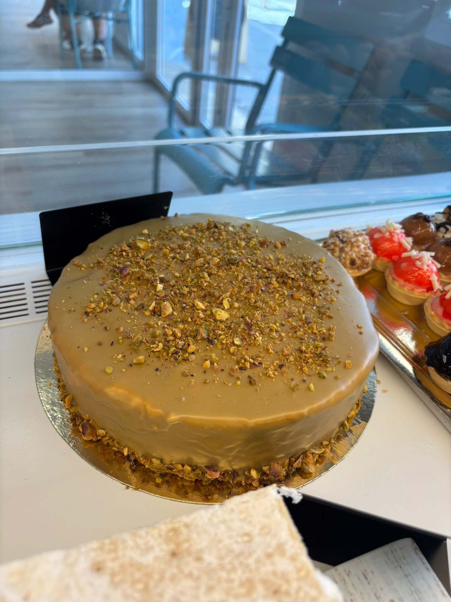 Tarta de caramelo con pistachos — La Cúpula